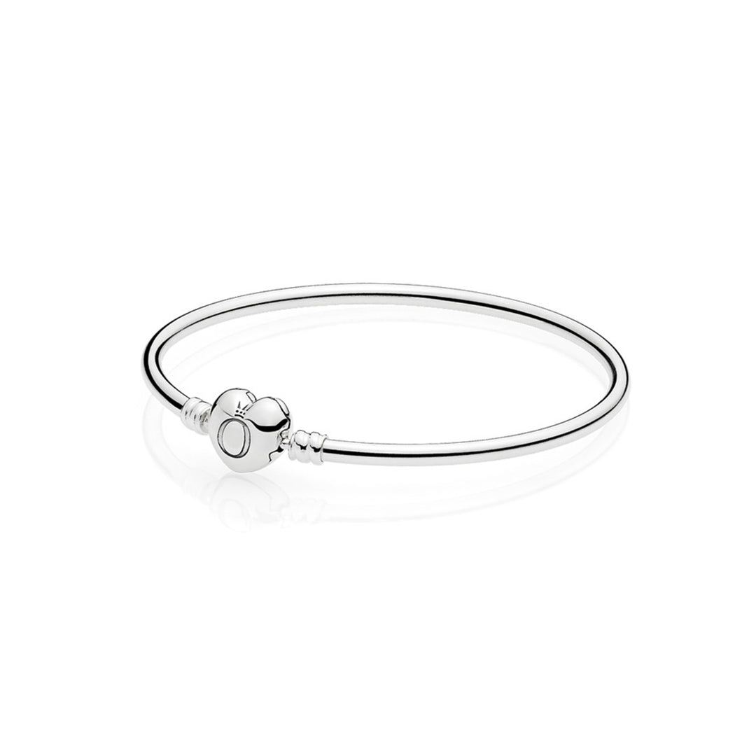 Bangle in sterling silver with heart-shaped clasp
